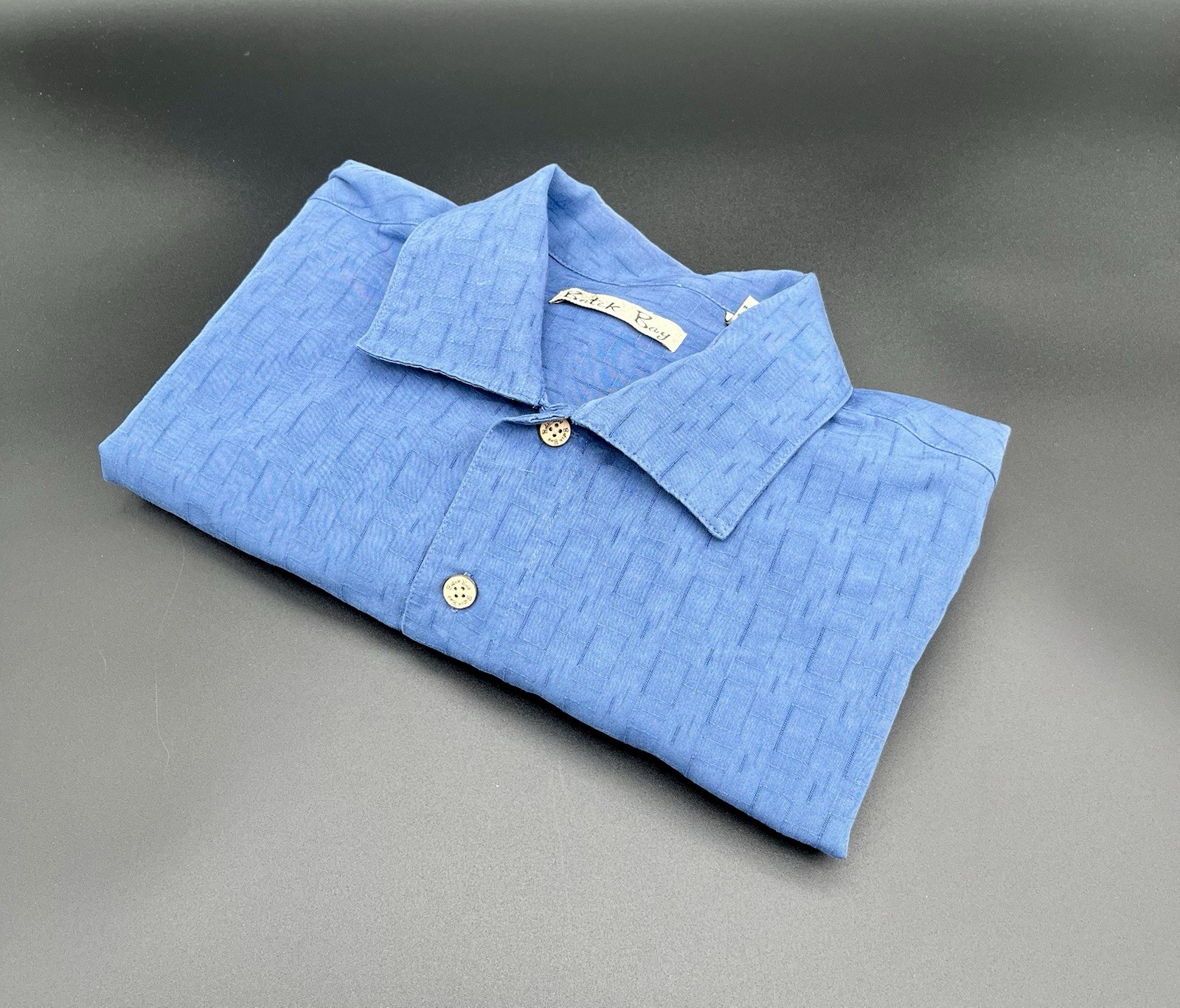 Batick Bay Blue Camp Shirt Men’s L Short Sleeve Easy Care Wood Buttons