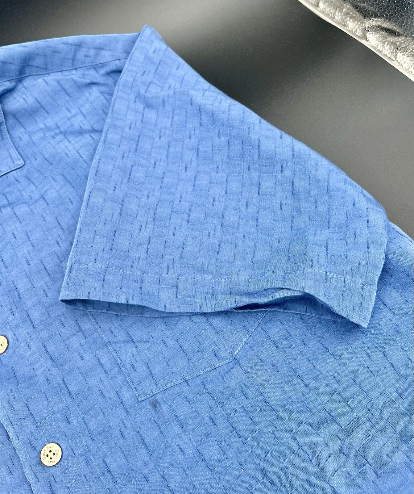 Batick Bay Blue Camp Shirt Men’s L Short Sleeve Easy Care Wood Buttons