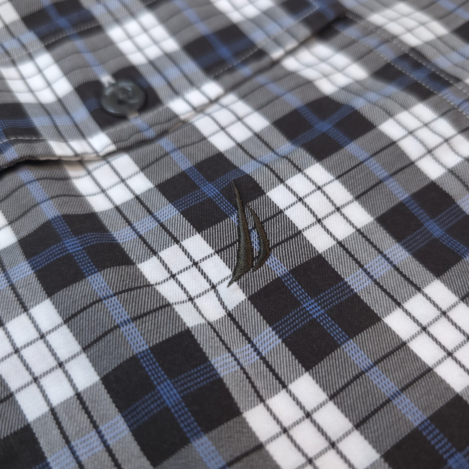 Nautica Shirt Mens Size XXL Blue White Long Sleeve Plaid Pattern Button Up Shirt