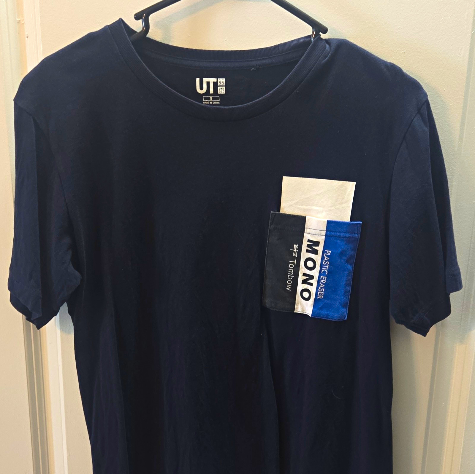 Uniqlo UT Men’s Black Graphic Pocket Logo Crew Neck T-Shirt Short Sleeve S