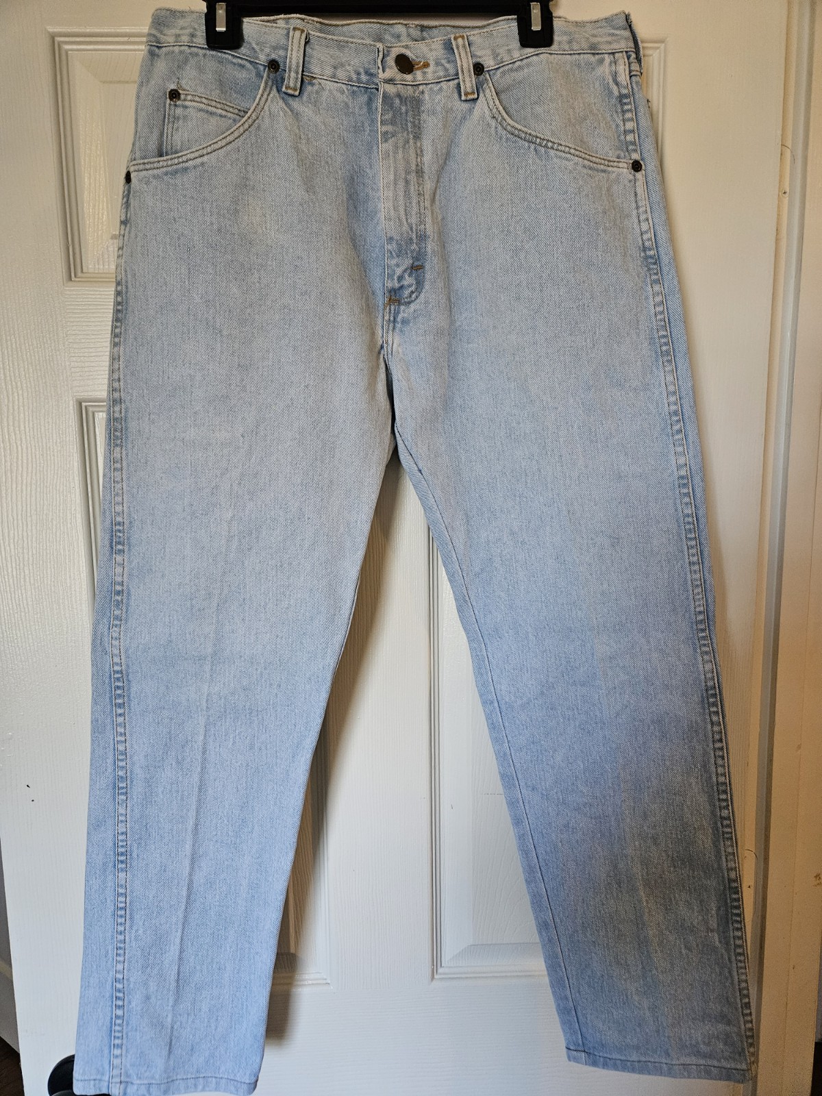 Wrangler Men’s Light Wash Blue Denim Jeans Straight Leg Regular Fit 5-Pocket