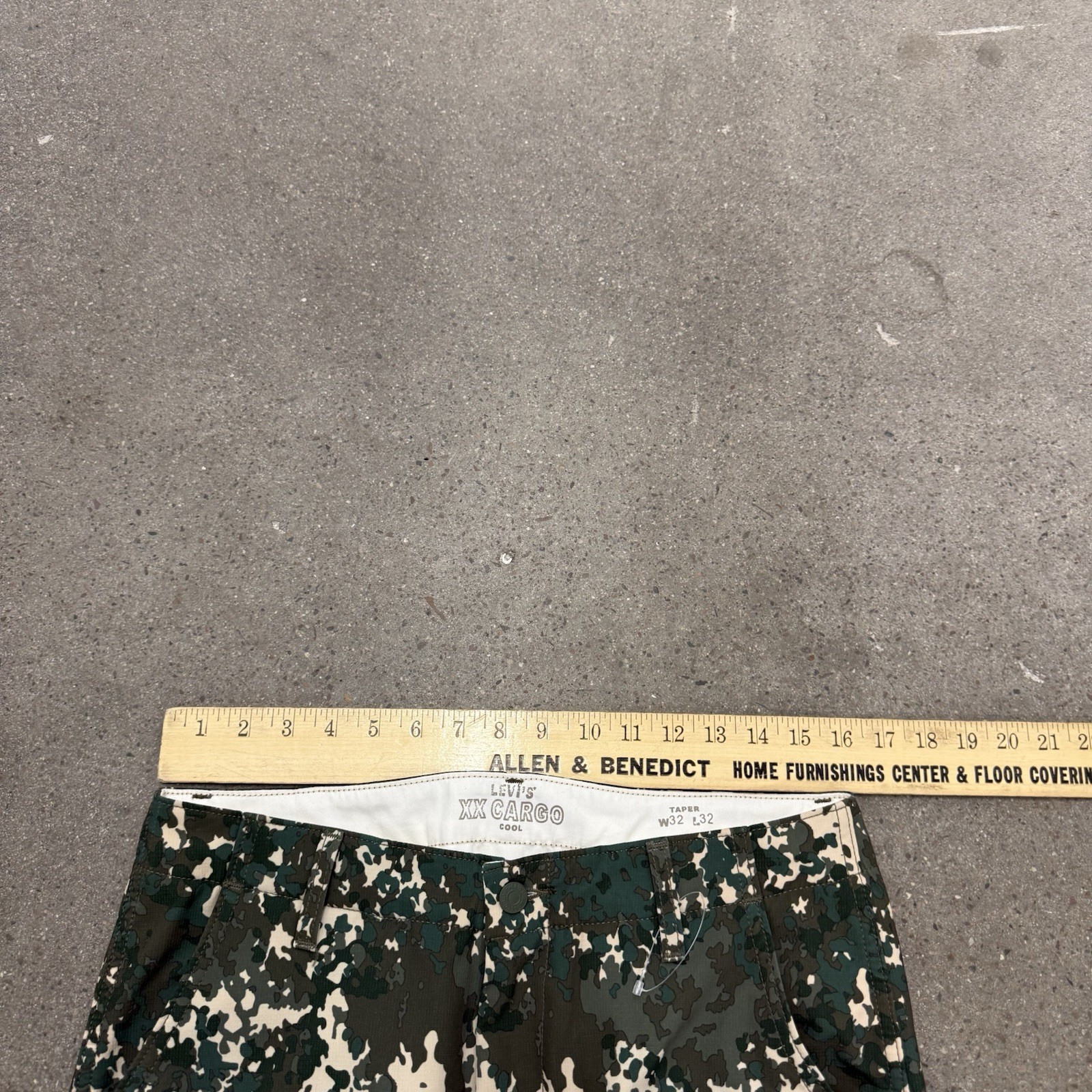 Levis Cargo Pants Taper fit Cargo Pants Color Green Camouflage 32×32