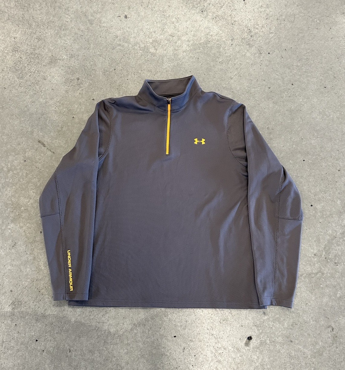 Under Armor all seasons gear loose Men’s Size large 1/4 Zip Pullover