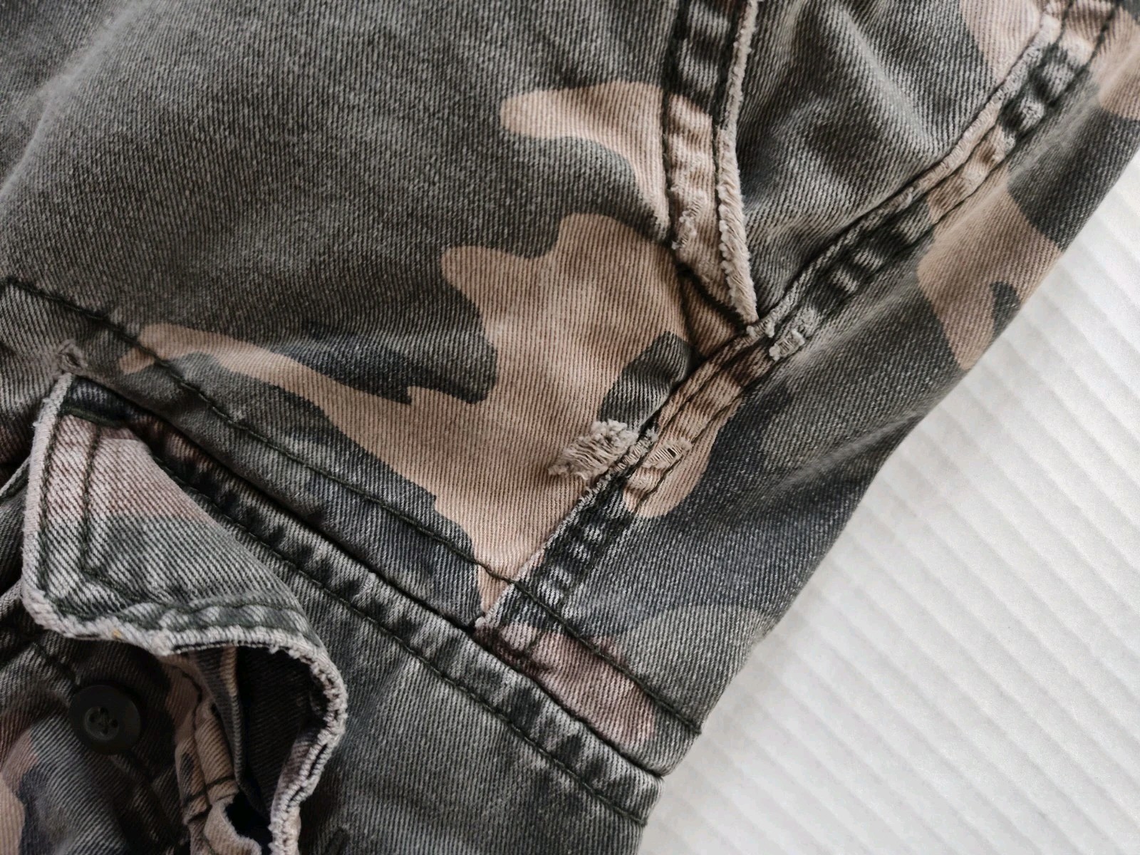 Old Navy Mens Camo Cargo Shorts Size 28 Broken In 10″ Inseam Distressed