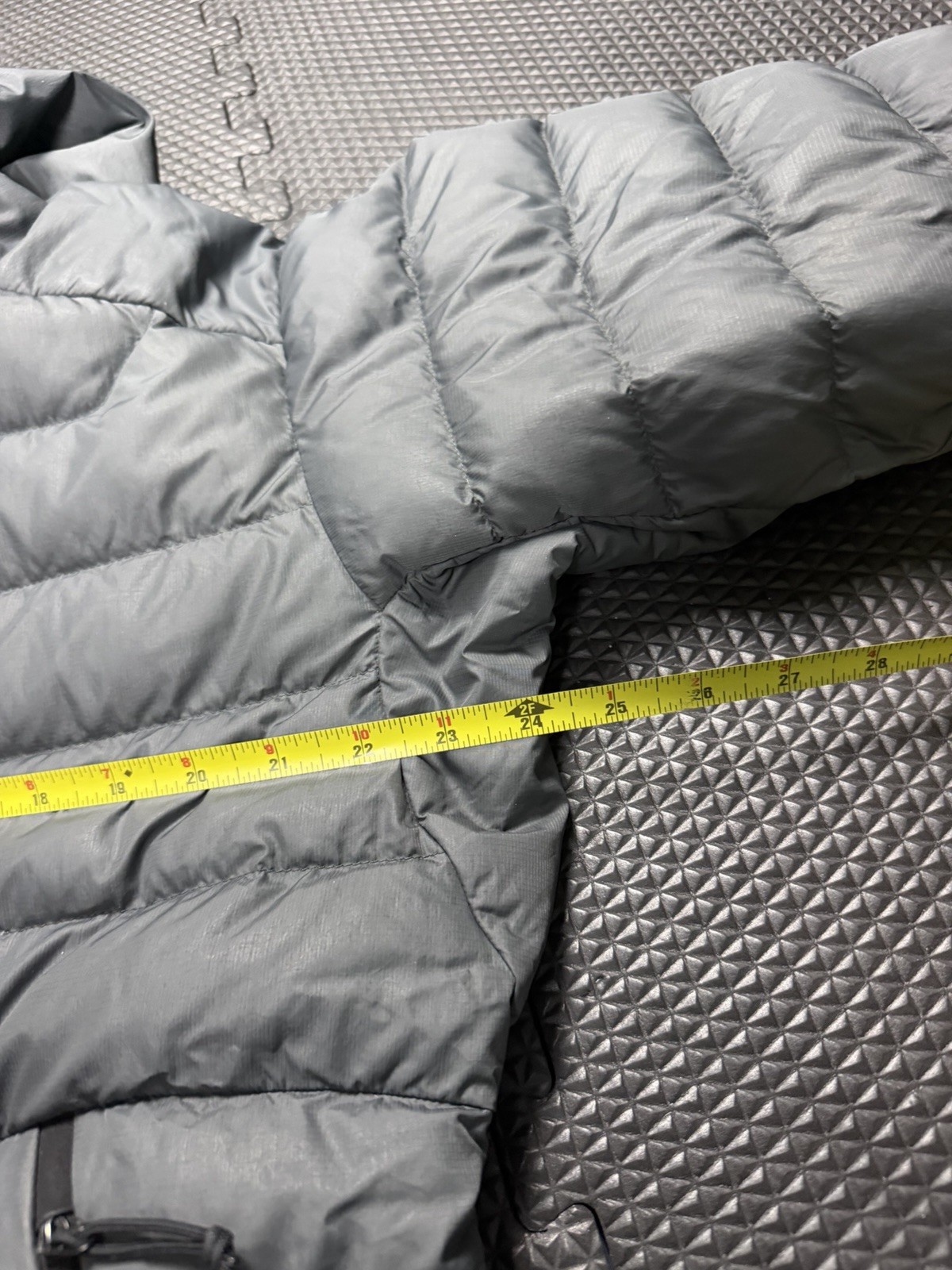 Arc’teryx Grey Down Puffer Hoody Jacket Size Men’s Large, 24×27