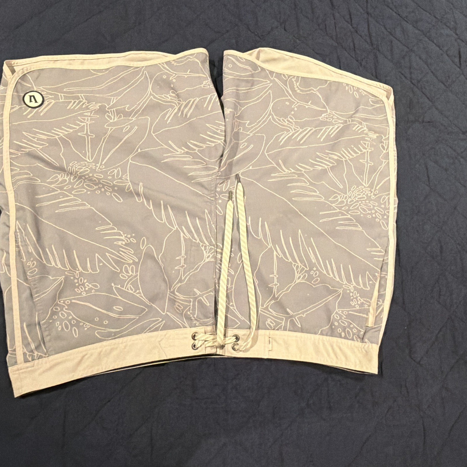 Vuori Cruise board shorts Mens’s 38 grey floral stretch