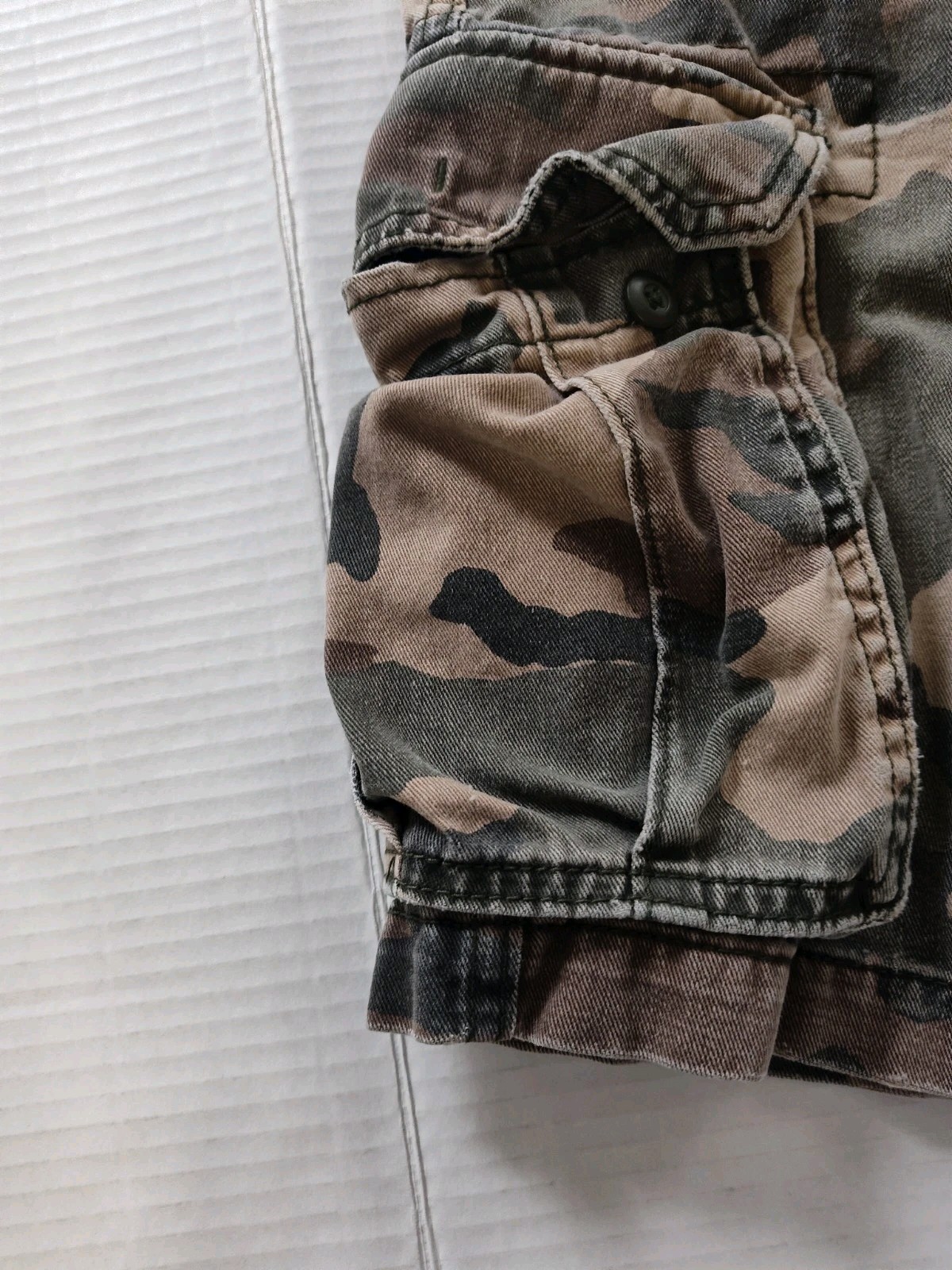 Old Navy Mens Camo Cargo Shorts Size 28 Broken In 10″ Inseam Distressed