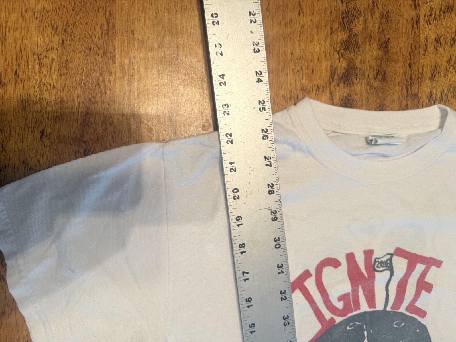 white T-shirt features an Ignite “Hardcore!” graphic SZ LARGE KP30