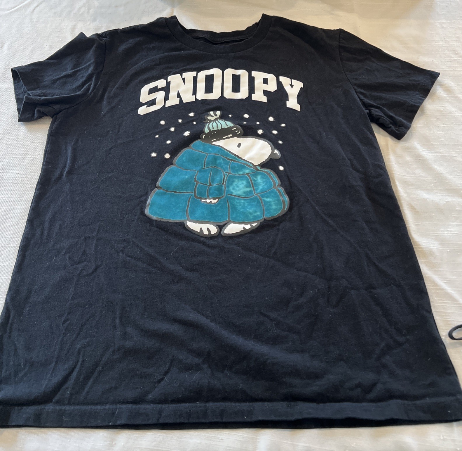 Peanuts Snoopy Black Short-Sleeve T-Shirt Teens(?) Small Winter Snow Fluffy Coat