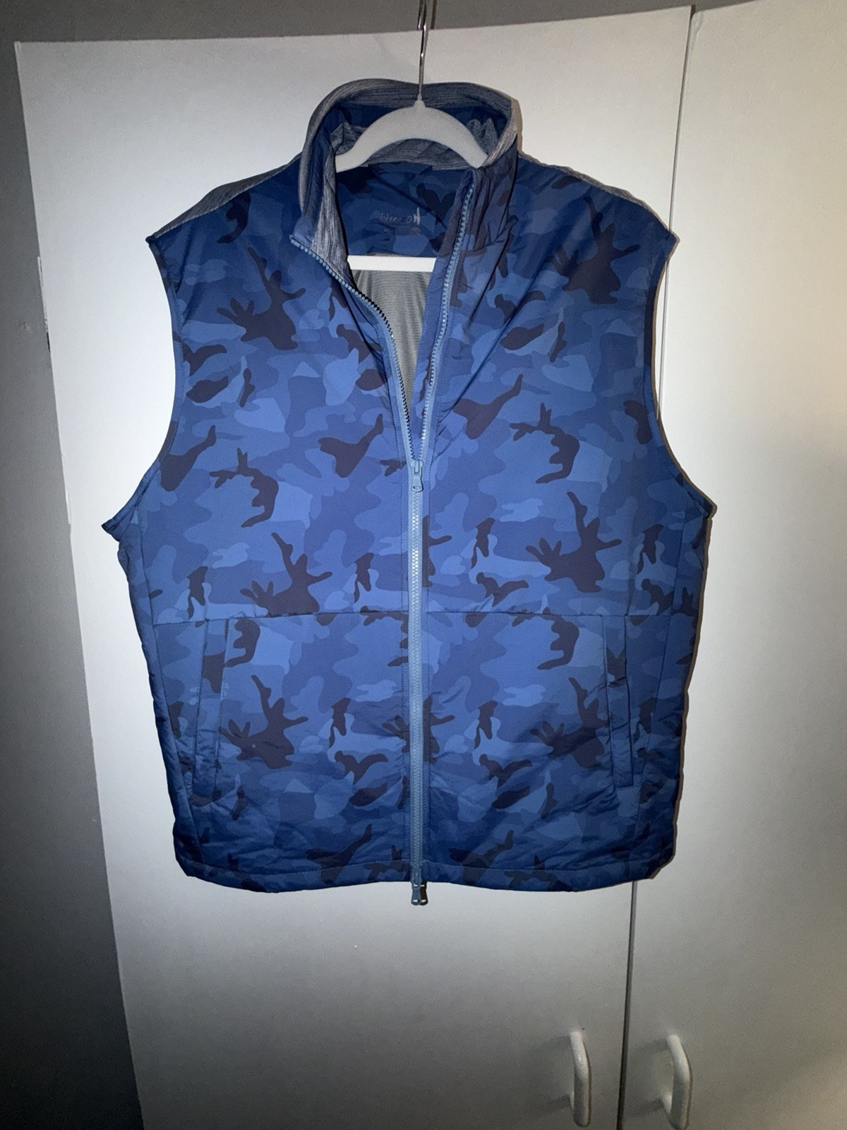 Johnnie O Performance Vest Size Large Color Blue Camo