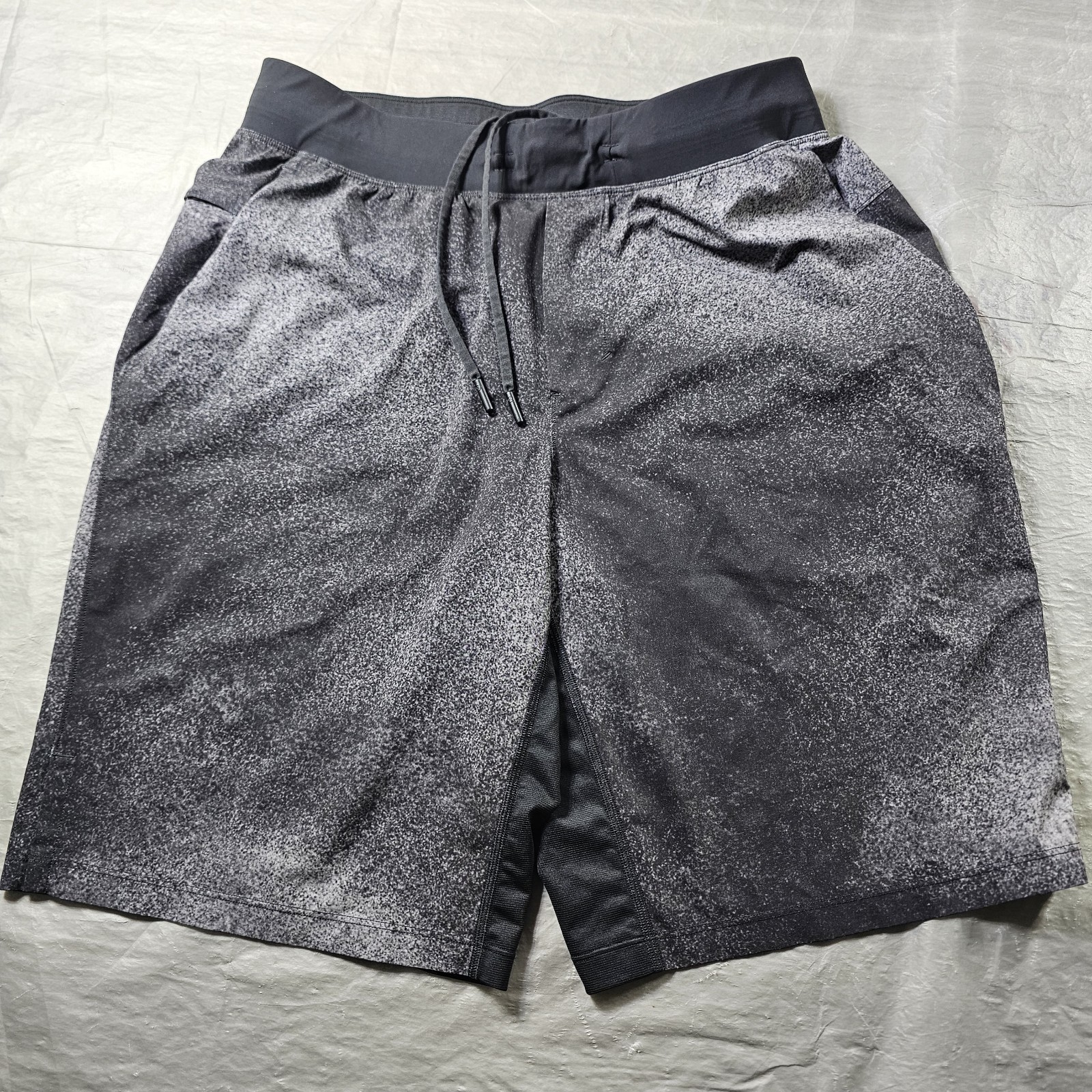 Lululemon Unlined Gym Shorts Black Gray Spotted LM7AATS 11” Inseam Mens Large !.