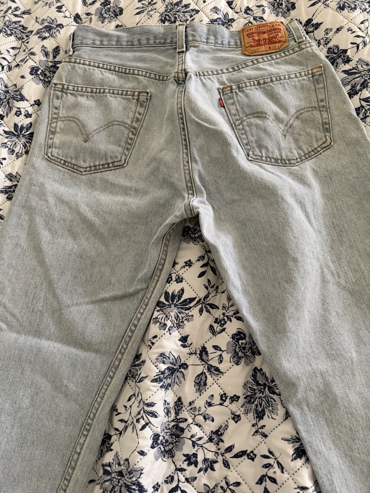 Vintage Levi’s Mens Light Blue Medium Wash Regular Fit 36×32. In Great Shape.