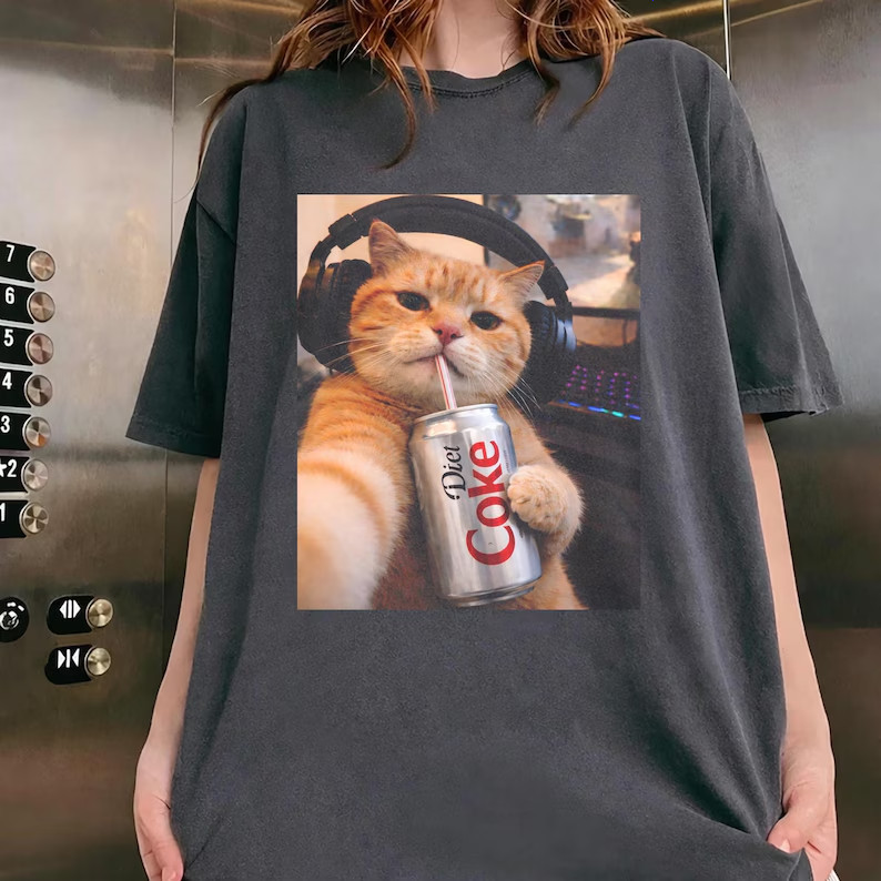 Funny Gamer Cat Drinking Soda Graphic Tee Vintage Retro Oversized T-Shirt