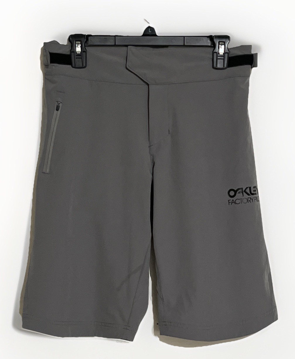 NWOT OAKLEY S 26-30in waist GRAY PERFORMANCE FIT SHORTS MENS