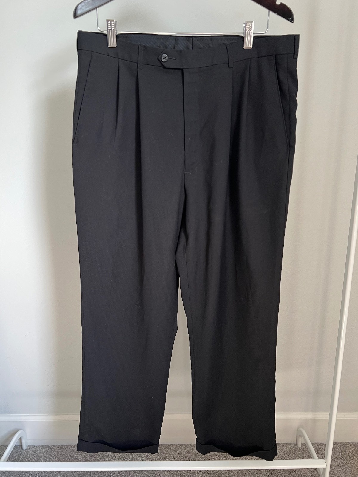 Haggar Men’s Black Pleated Dress Pants 36×30 Classic Fit Cuffed Hem
