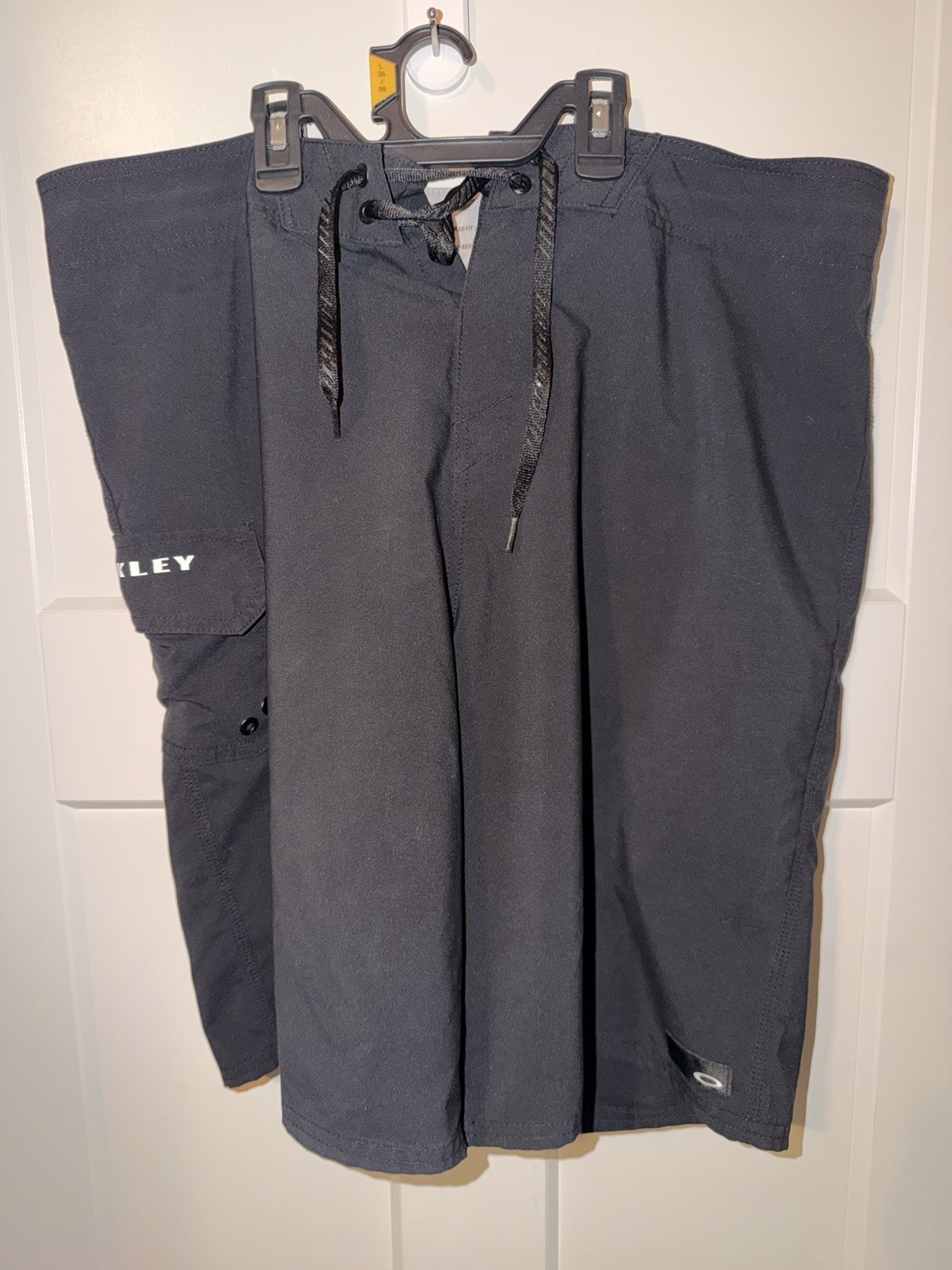 Oakley Men’s Cargo Shorts Black Solid Regular Fit Drawstring Cargo Pockets Logo