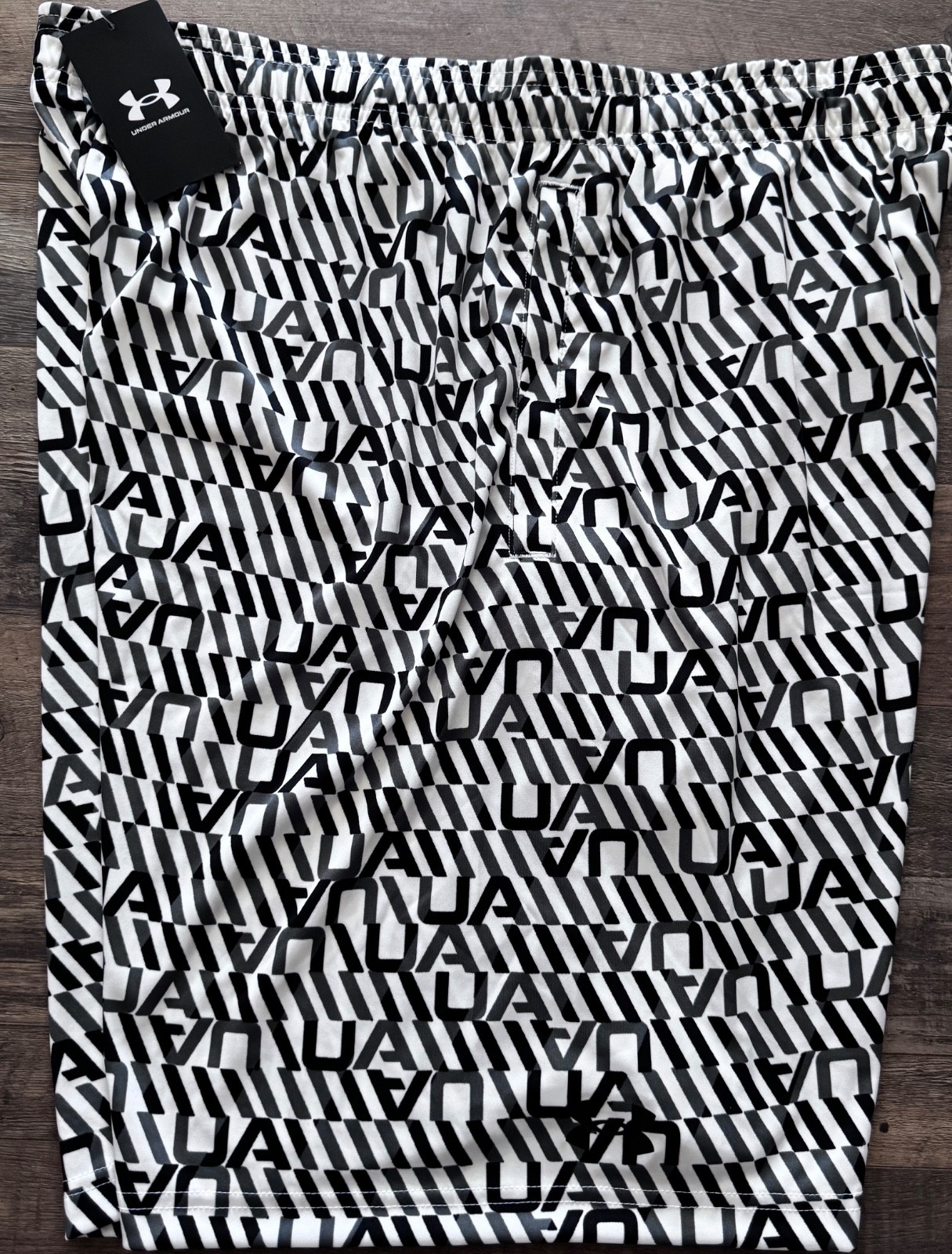 NWT Mens Under Armour XL White/Black/Gray Tech Printed Training Shorts XL