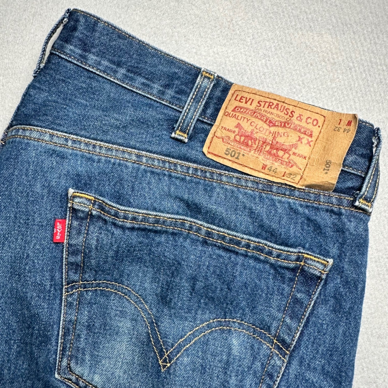 Levi’s 501 Original Jeans Mens 44×32 Blue Straight Leg Button Fly Medium Wash