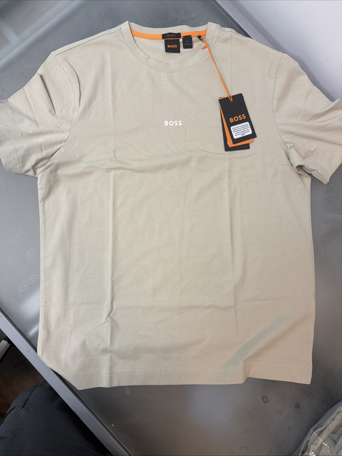 NWTs Mens HUGO BOSS Beige Designer Minimalist Relaxed Fit Logo Tee (Medium)