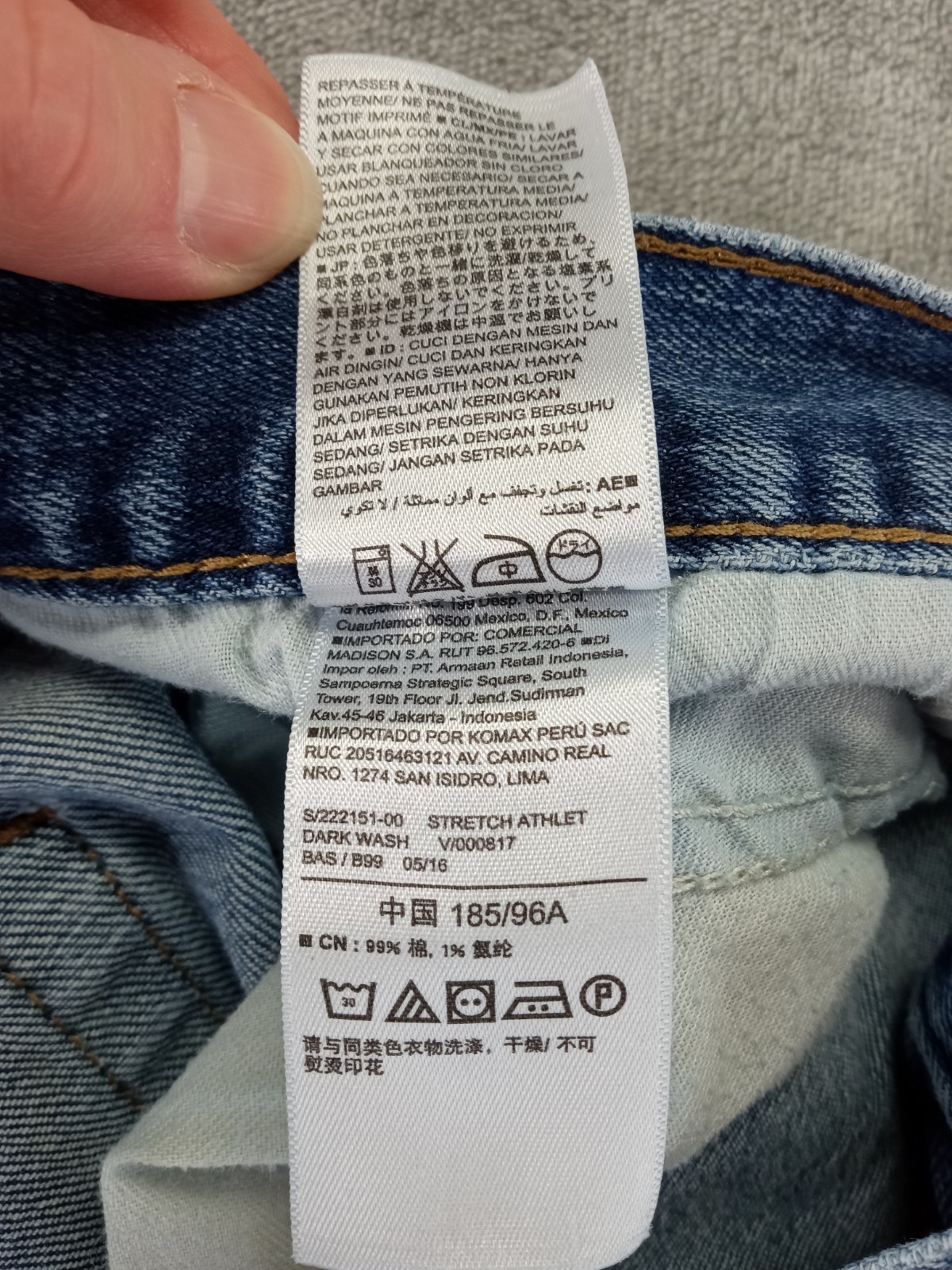 Old Navy Athletic Fit Medium Wash Jeans Mens 38×36 RN54023