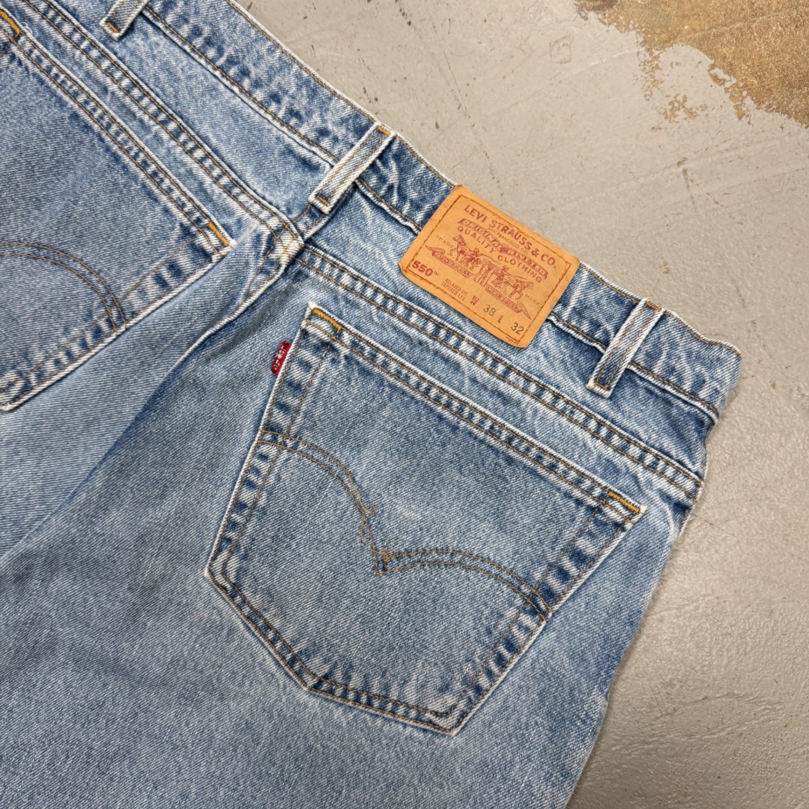 Vintage Levi’s 550 Men’s 90s Blue Jeans 1996 Made in USA Tapered 34 x 31