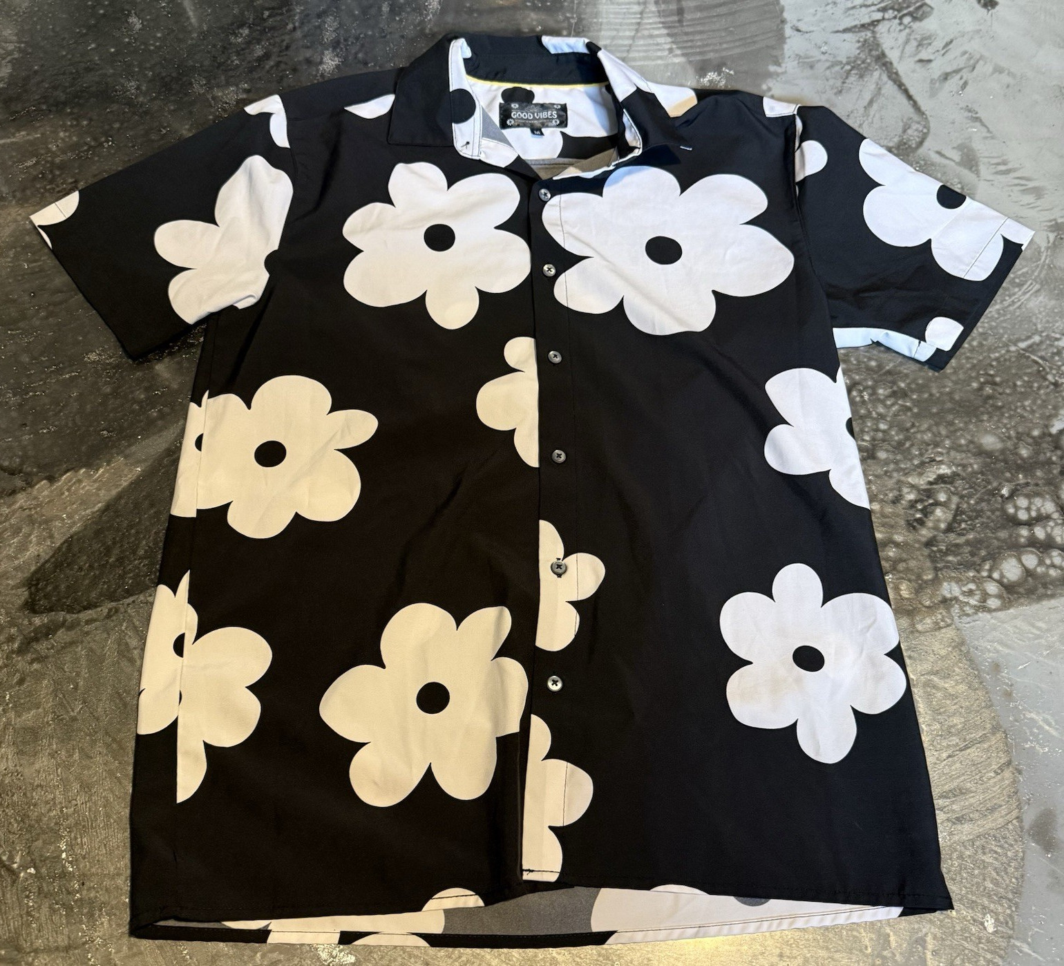 Good Vibes Men’s M Black/White Floral SS Button-Up Spread Collar Woven Polyester
