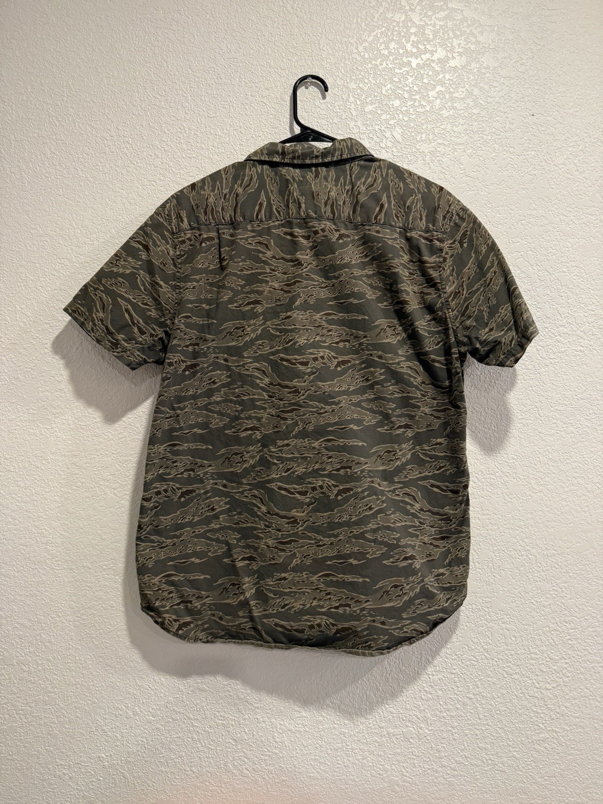 Aeropostale Men’s Short Sleeve Button Front Shirt Tag Size L Tiger Camo