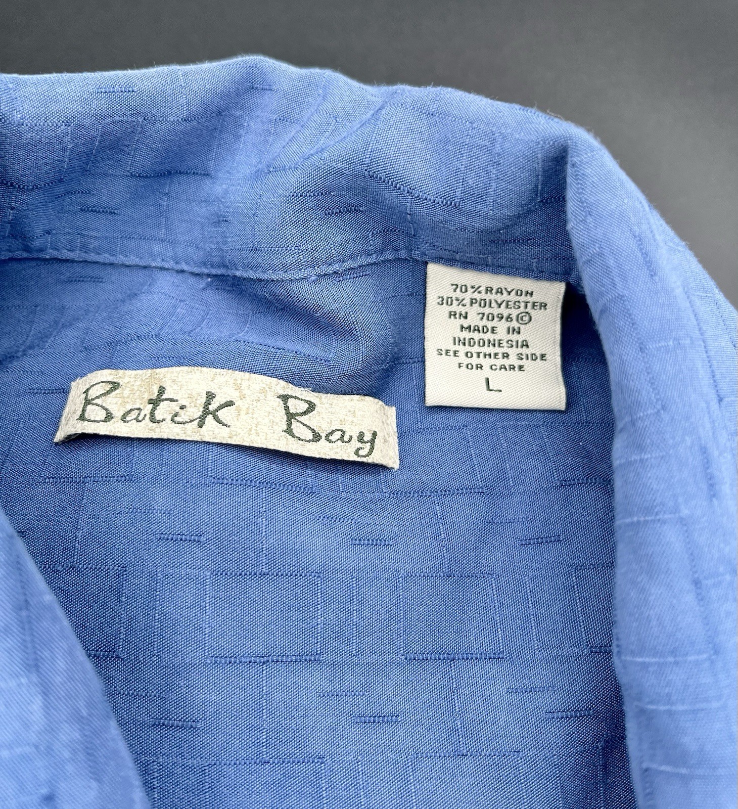 Batick Bay Blue Camp Shirt Men’s L Short Sleeve Easy Care Wood Buttons