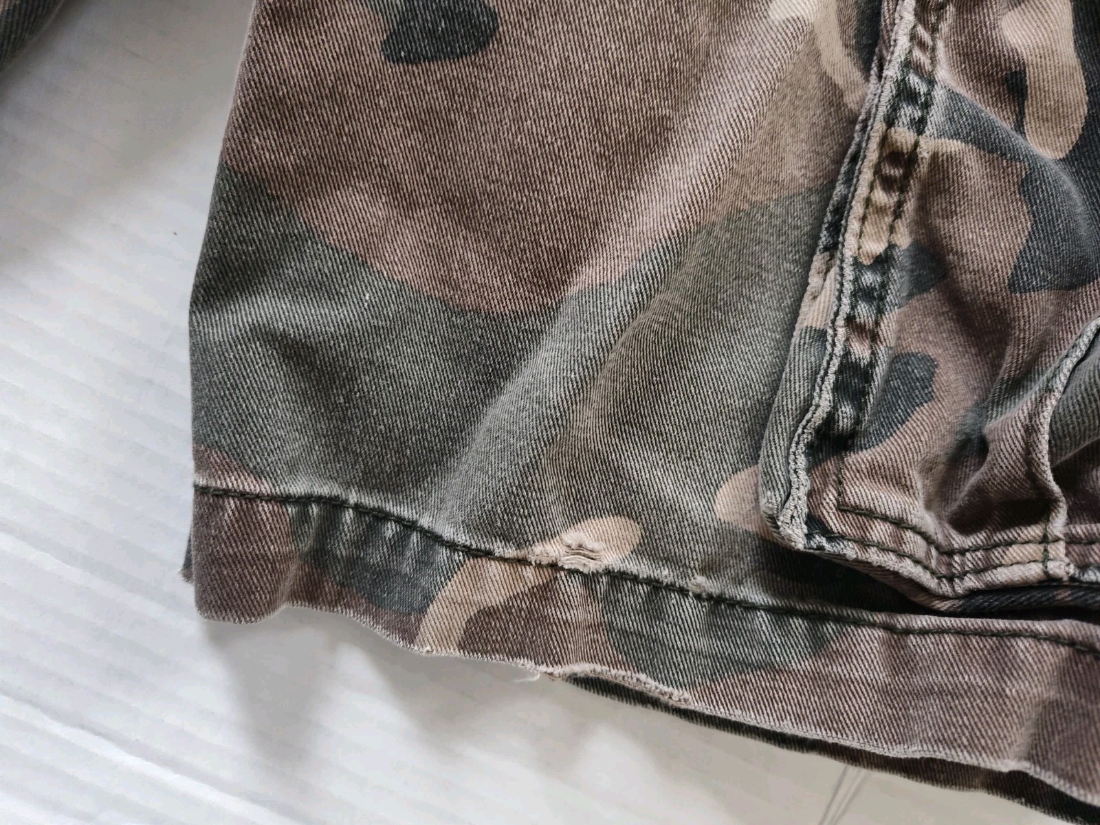 Old Navy Mens Camo Cargo Shorts Size 28 Broken In 10″ Inseam Distressed