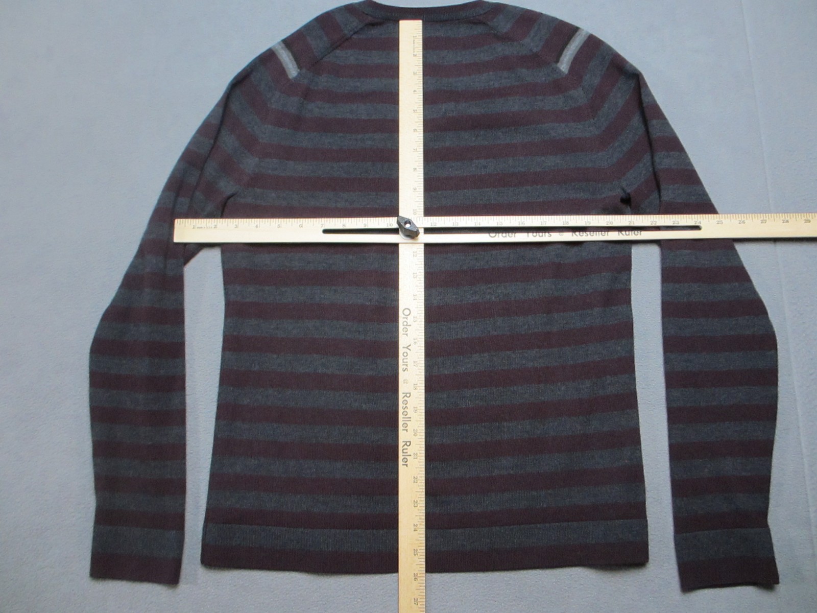 Elie Tahari Benton Sweater Mens Medium Gray Red Maroon Stripe Merino Wool V-Neck