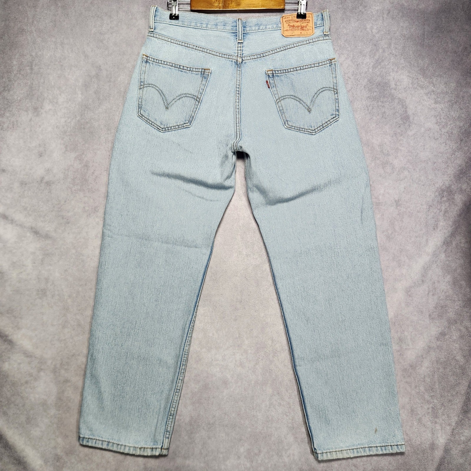 Levis 550 Relaxed Fit Light Wash Blue Denim Jeans Mens size 33 to 34×30 Cotton