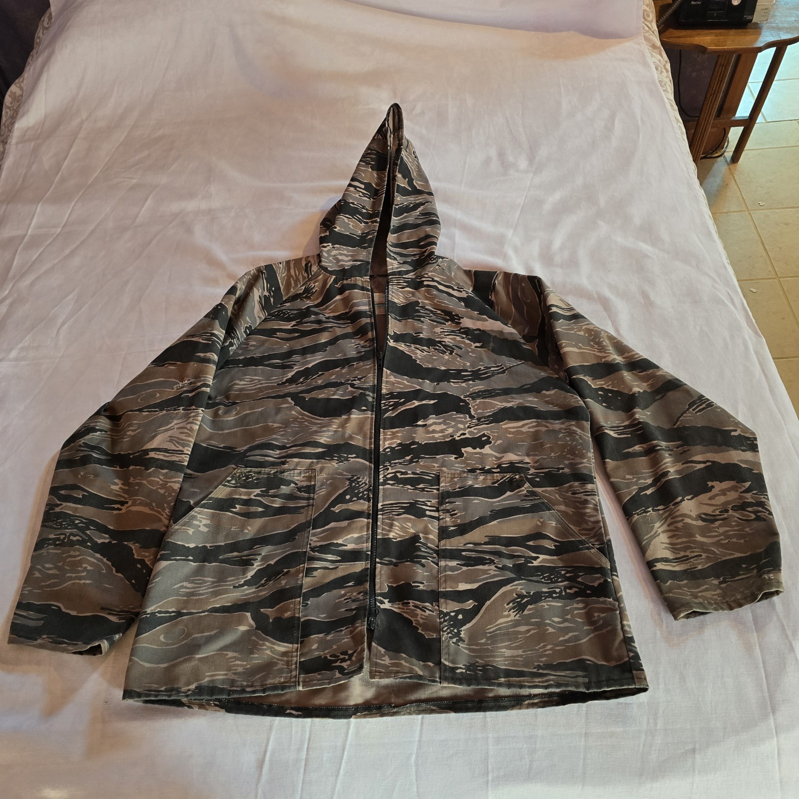 Vintage Lakewood Sportswear Tiger Stripe Camo Hooded Jacket USA Mens L