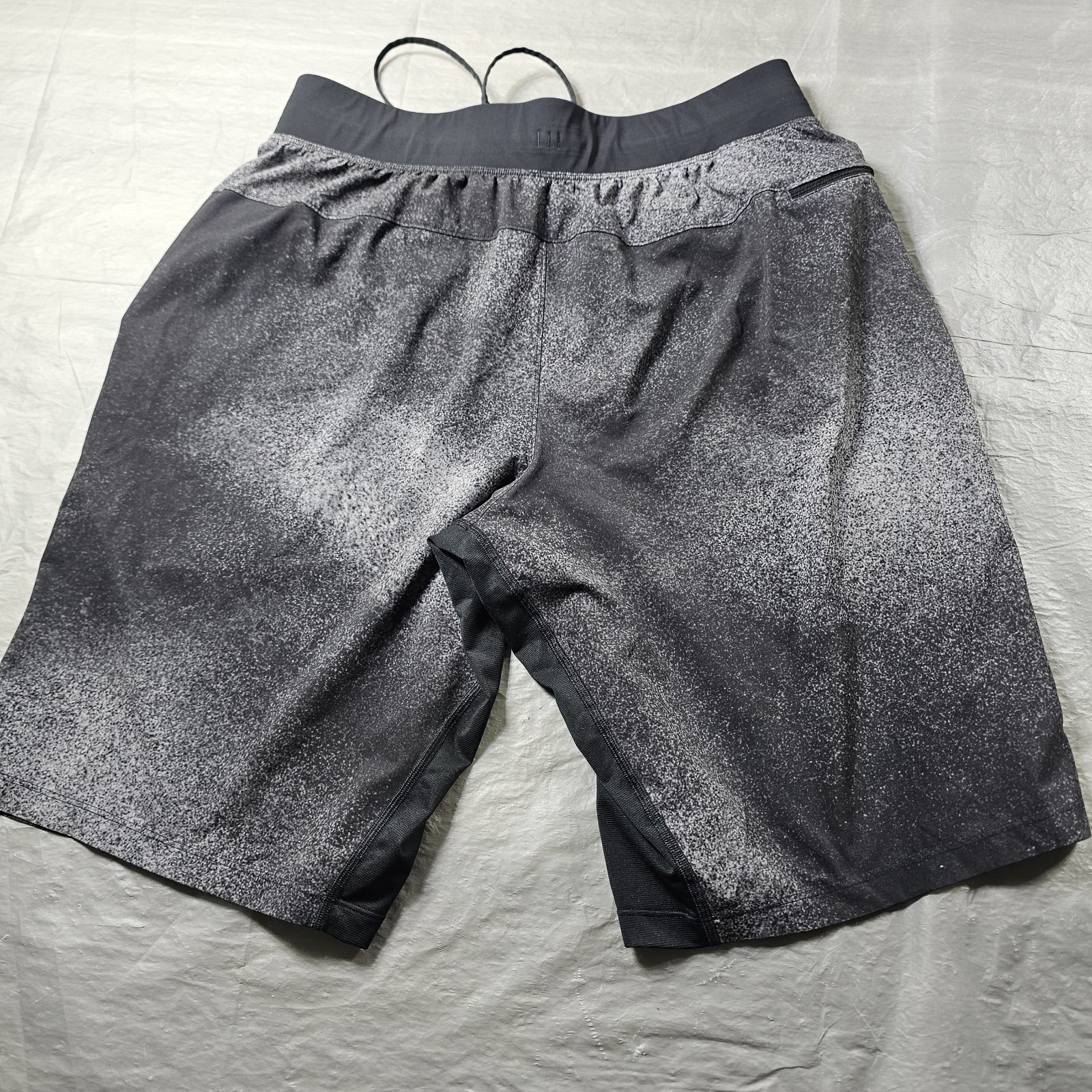 Lululemon Unlined Gym Shorts Black Gray Spotted LM7AATS 11” Inseam Mens Large !.
