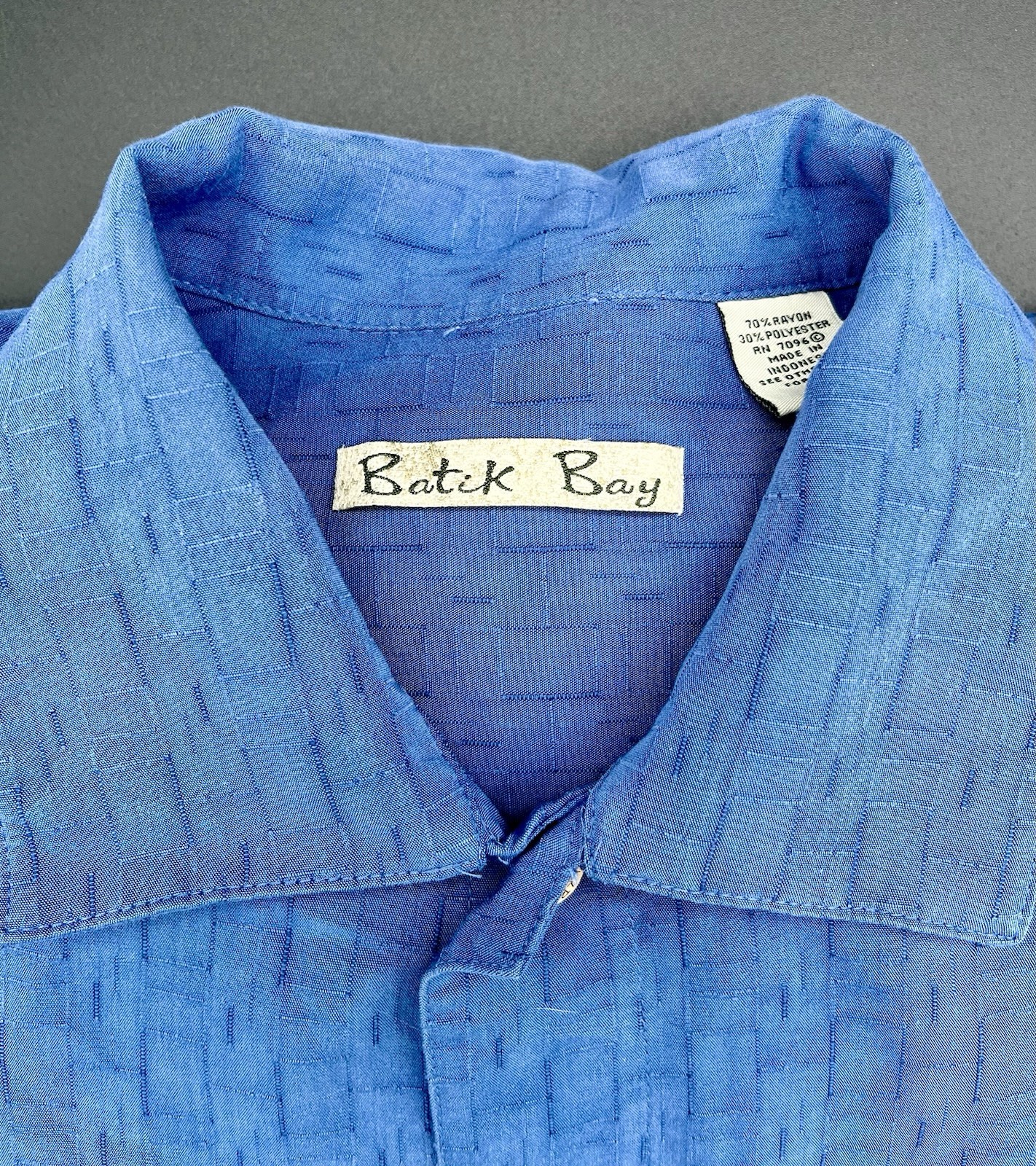 Batick Bay Blue Camp Shirt Men’s L Short Sleeve Easy Care Wood Buttons