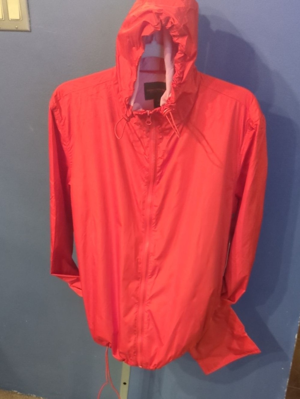Men’s Medium Northwest Bright Red Hooded Windbreaker Rain Jacket Zippers, Cinch