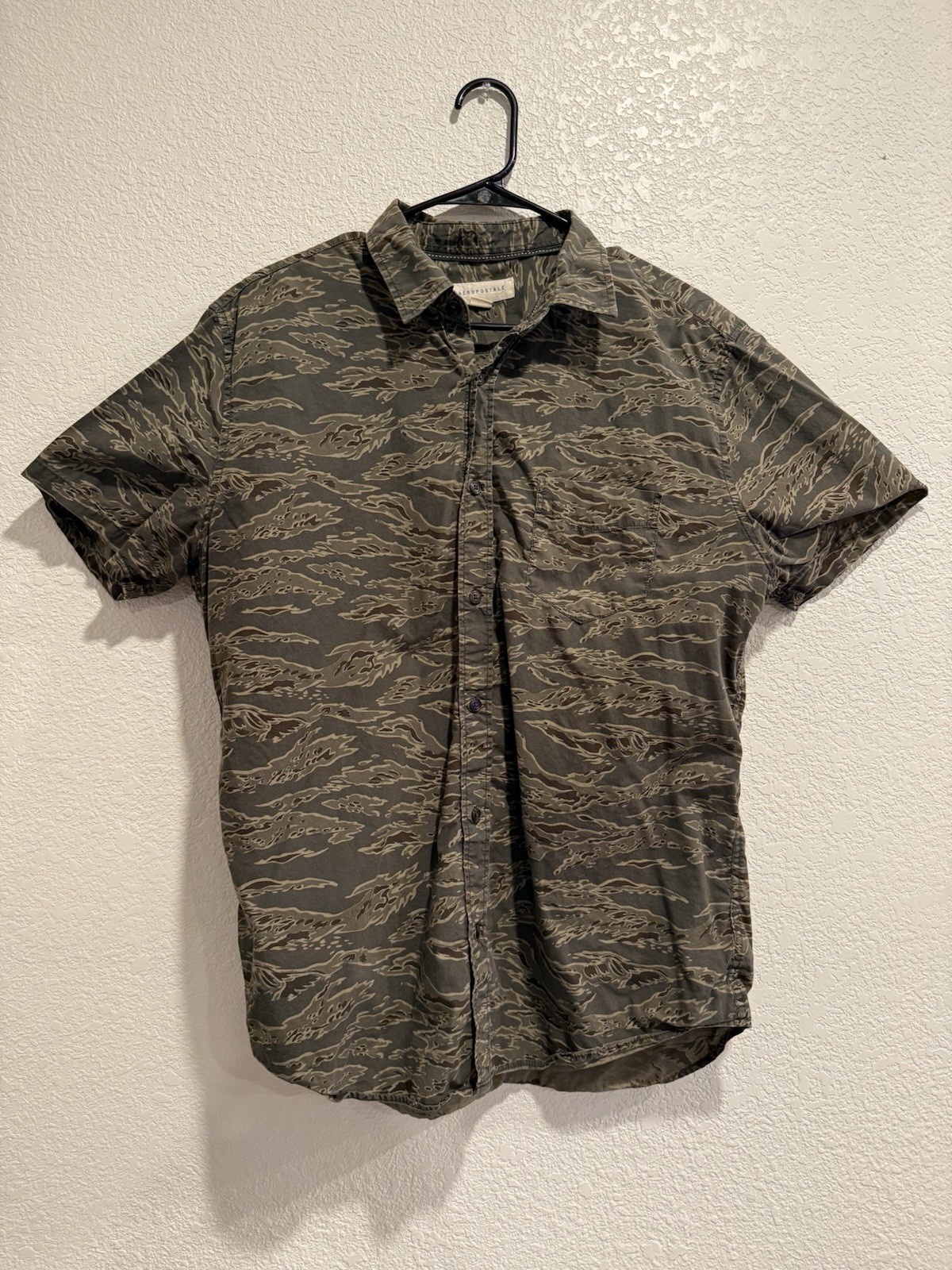 Aeropostale Men’s Short Sleeve Button Front Shirt Tag Size L Tiger Camo
