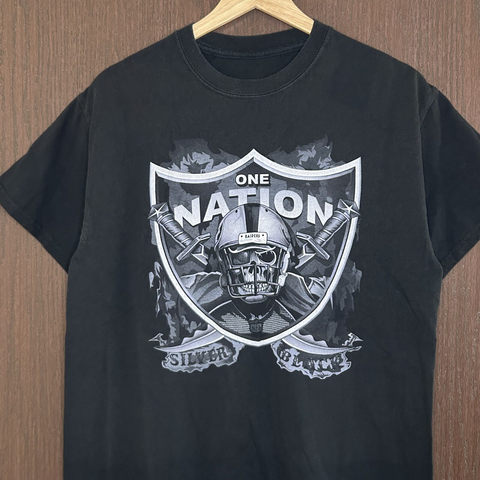 NFL Oakland Las Vegas Raiders Shirt Black Tee Men Medium One Nation Skull Helmet