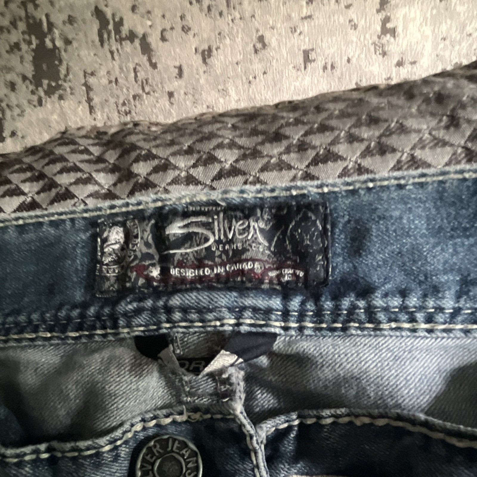 Silver Jeans Co. Men’s Slim Straight Blue Light Wash Distressed Denim 5-Pocket