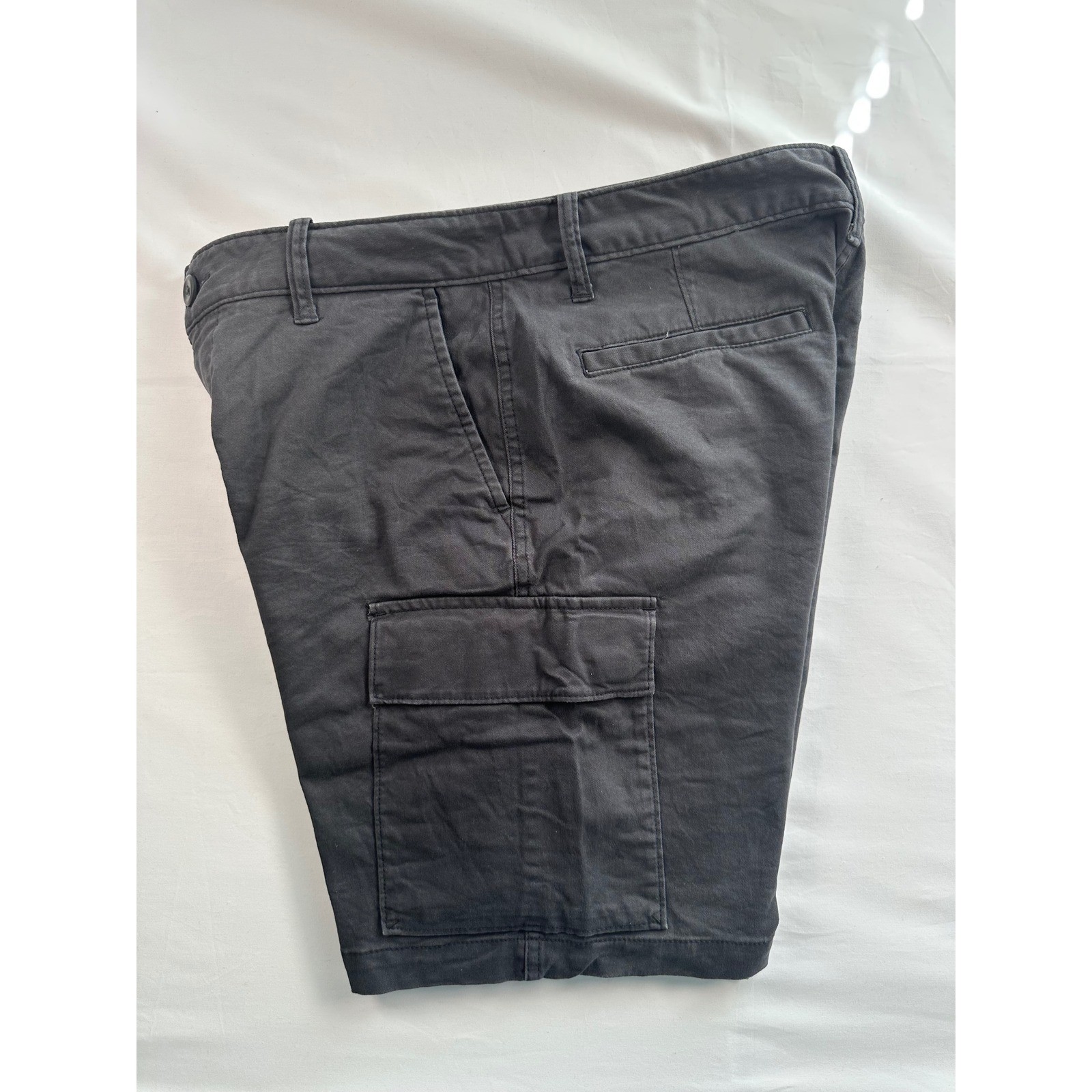 Old Navy Mens 32 Lived-In Straight Cargo Shorts Built-In Flex Dark Grey 9 Inseam
