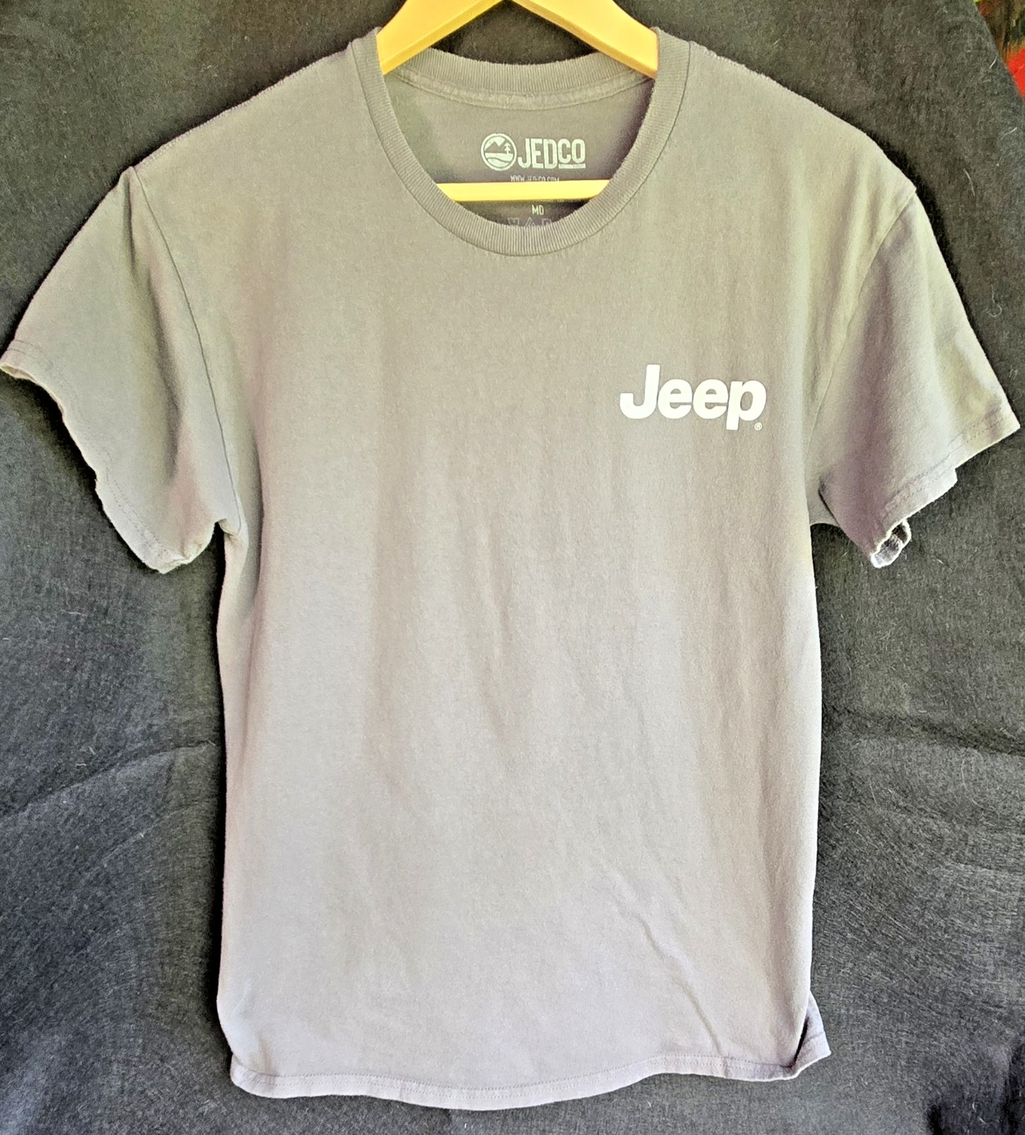 Jeep Patriotic LabradorsLabs Driving – Men’s T Shirt – Size Medium
