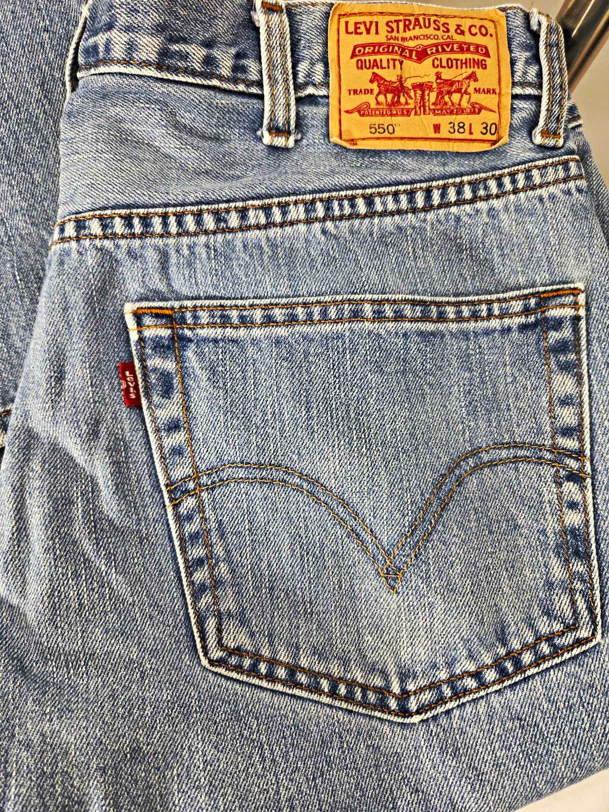 Levi’s 550 Relaxed Fit Light Wash Blue Denim Jeans Men’s Mid Rise 5-Pocket 38 28