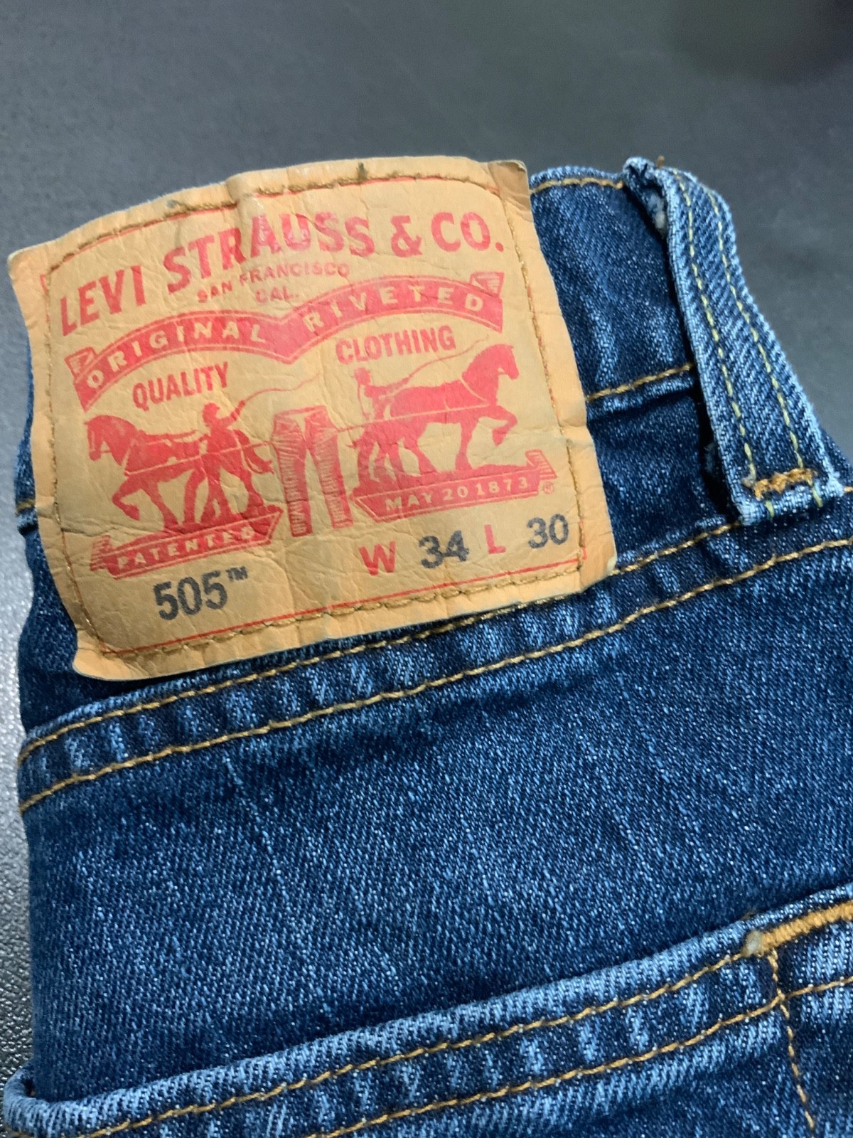 LEVI STRAUSS 505 34×30 STR /Reg. Fit thru thigh Sits below waist Lt fade Wash