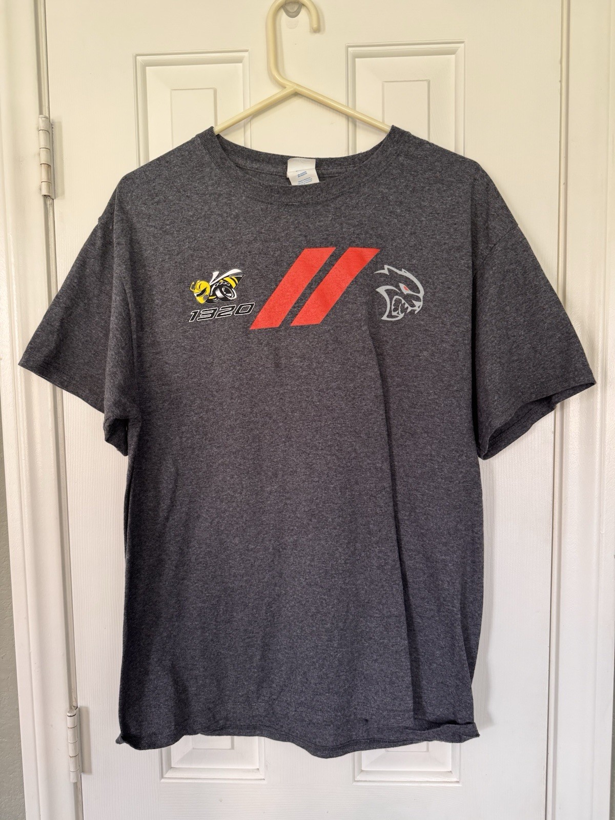 Dodge SRT Hellcat 1320 Super Bee Dragpack Men’s T-Shirt Size L Gray Port & Co