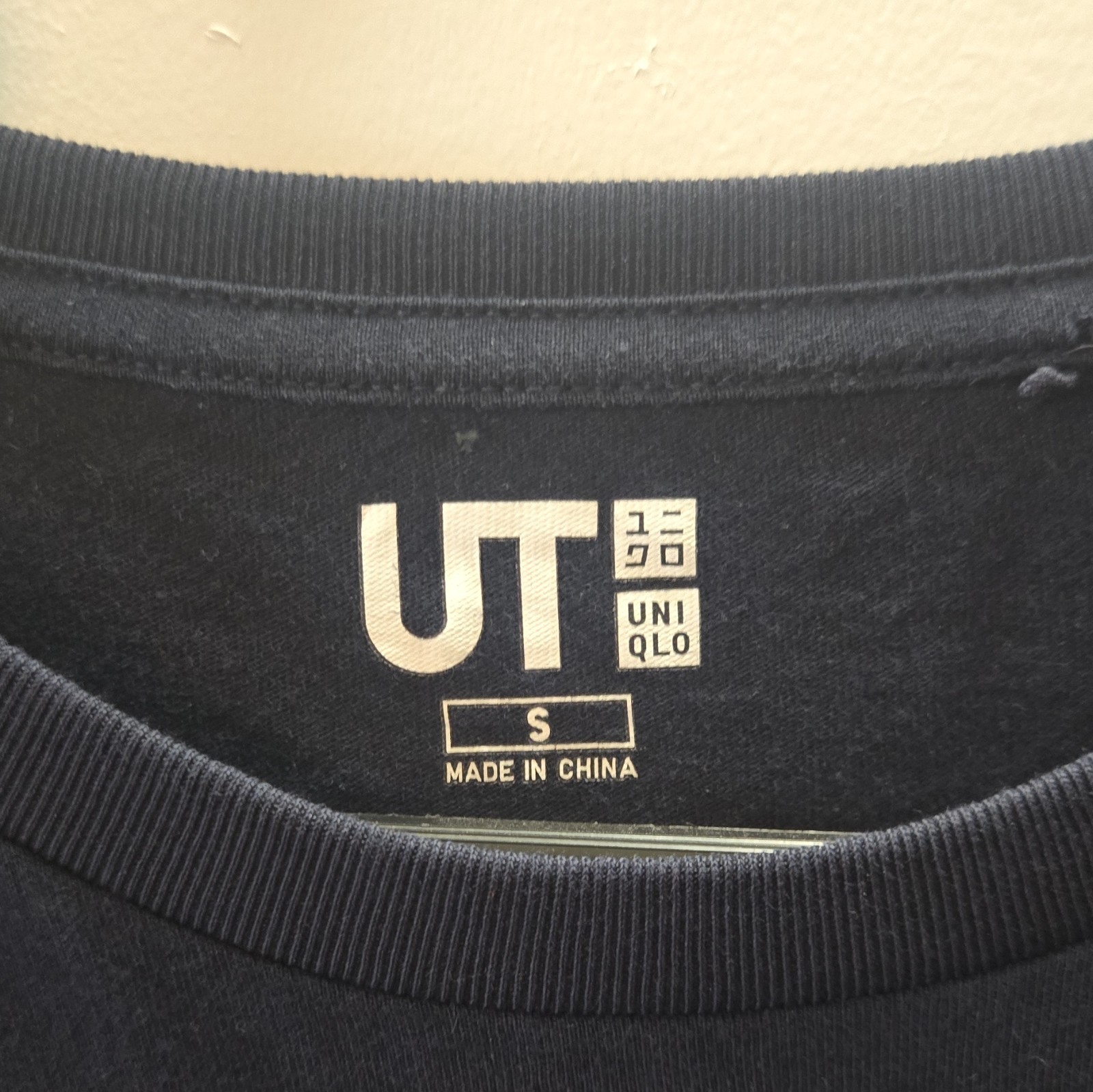 Uniqlo UT Men’s Black Graphic Pocket Logo Crew Neck T-Shirt Short Sleeve S