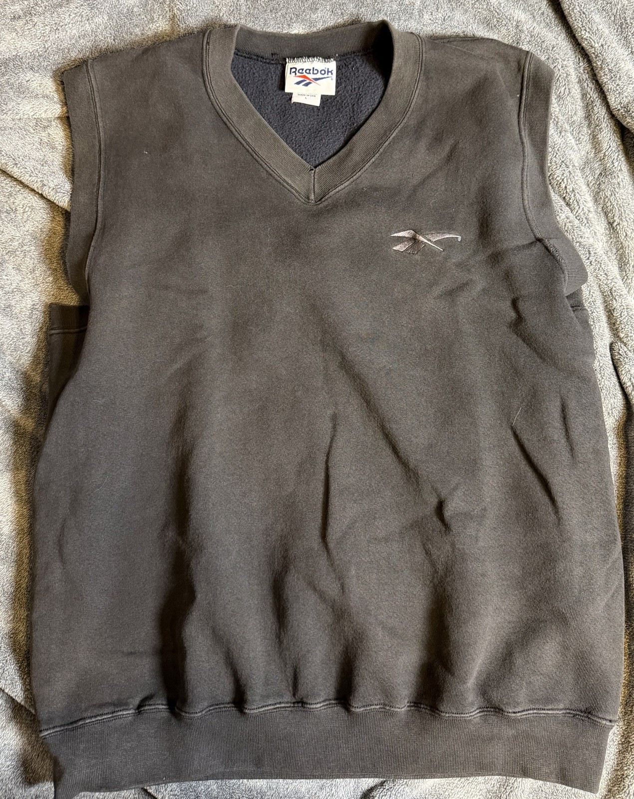 Reebok Men’s Gray Fleece V-Neck Sleeveless Pullover Sweatshirt Embroidered L