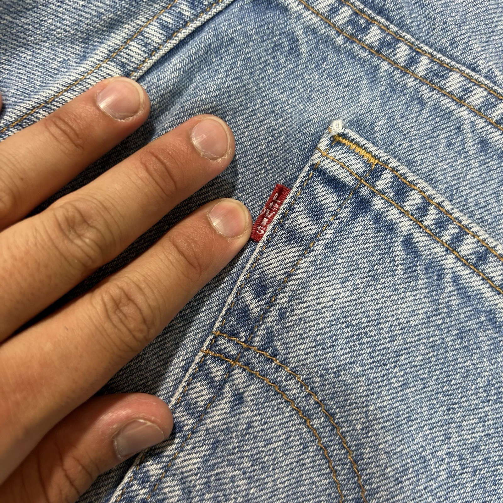 Vintage Levi’s 560 Loose Fit Tapered Leg 34×29 Light Wash Denim Jeans