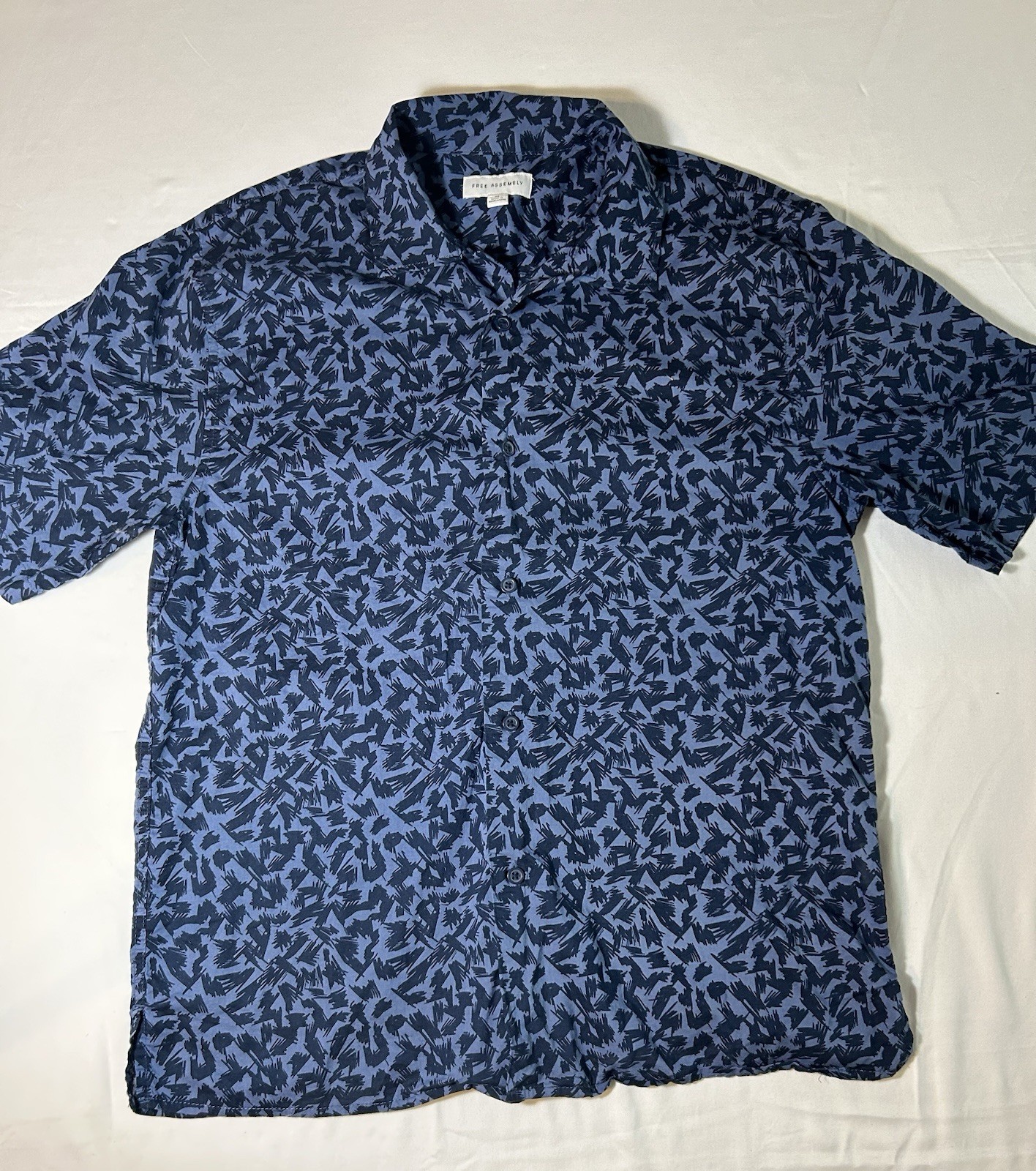 Free Assembly Mens Short Sleeve Button-Down Shirt Blue Print Size Medium