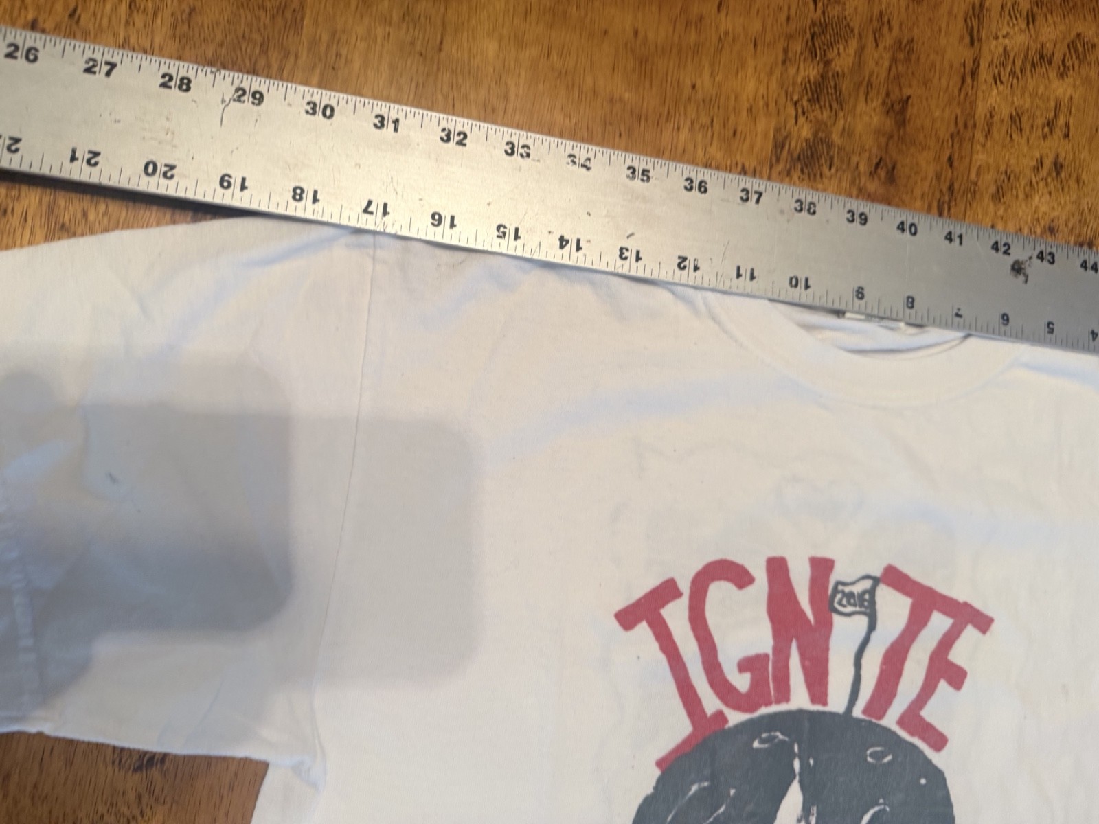 white T-shirt features an Ignite “Hardcore!” graphic SZ LARGE KP30