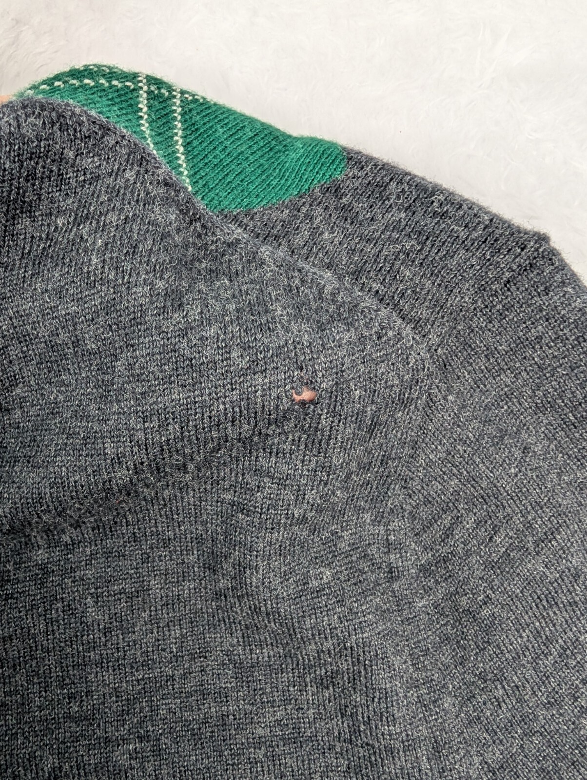 Banana Republic 100% Merino Wool Sweater Men’s S Gray/Green Pullover *Hole